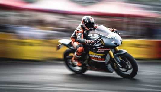 Tute moto da pista: guida all’acquisto e caratteristiche