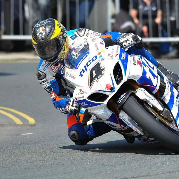 Come scegliere la tuta da moto perfetta? Guida e consigli