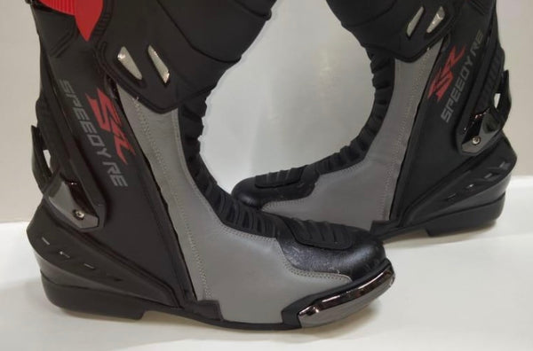 Come ammorbidire gli stivali da moto: trucchi e tecniche