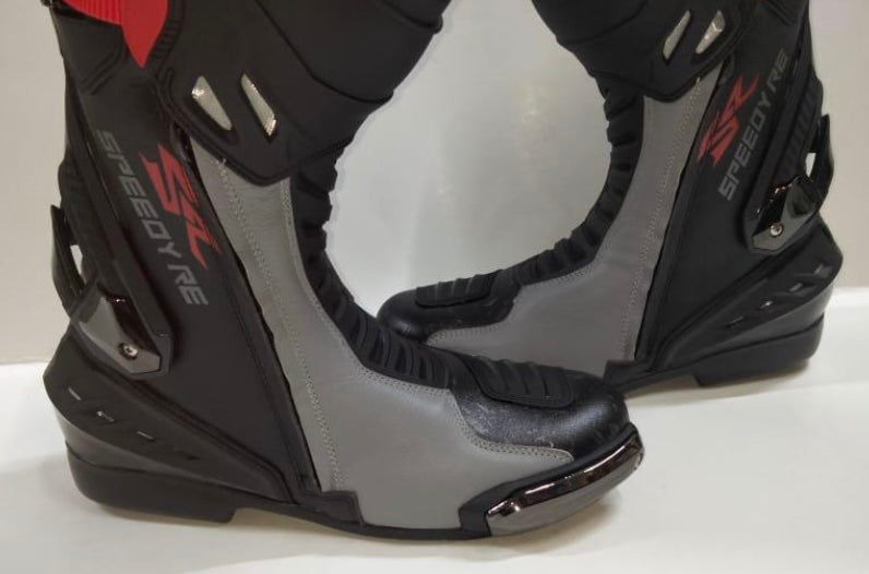 come ammorbidire gli stivali da moto
