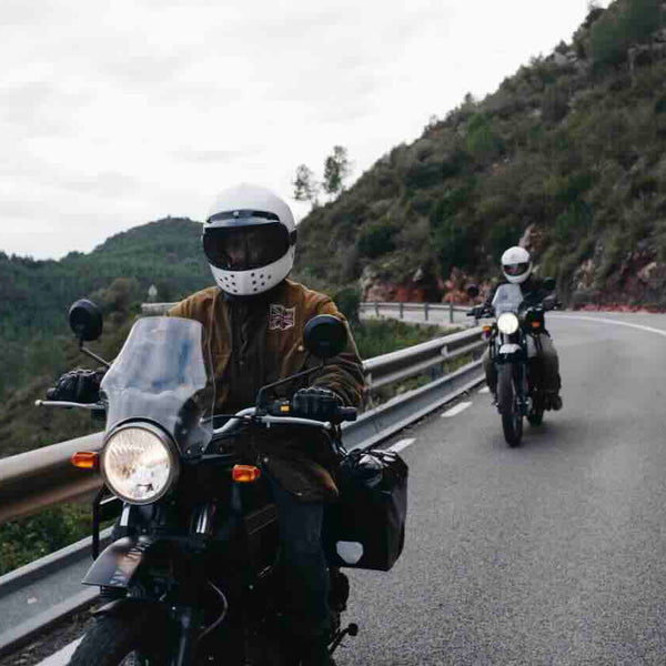 Accessori moto da viaggio: cosa portare con sé