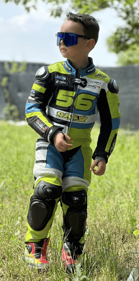 Francesco P. bambino con tuta