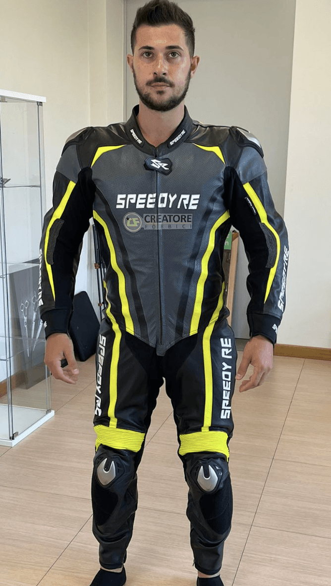 Kevin con tuta gialla