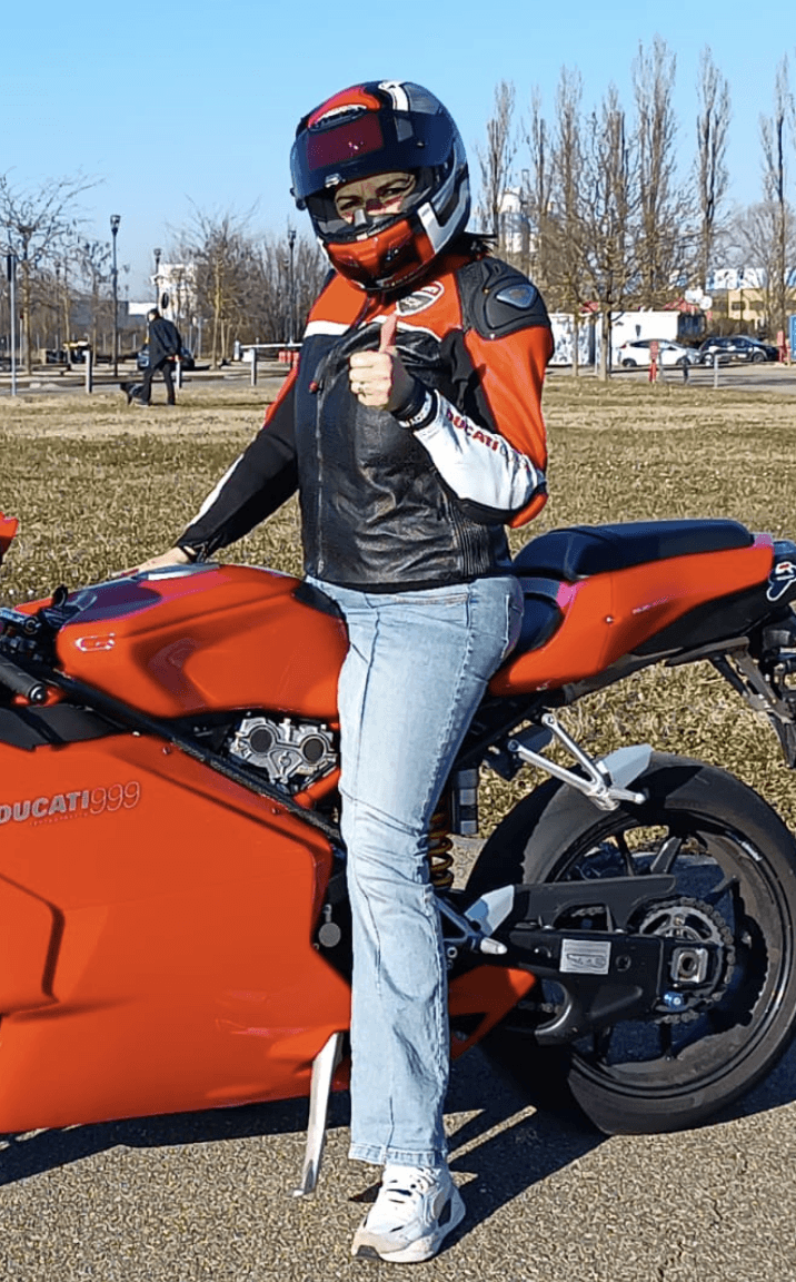 Simonix92 con moto arancio