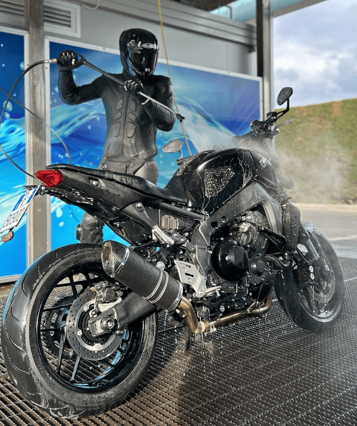 Miguel H. con moto